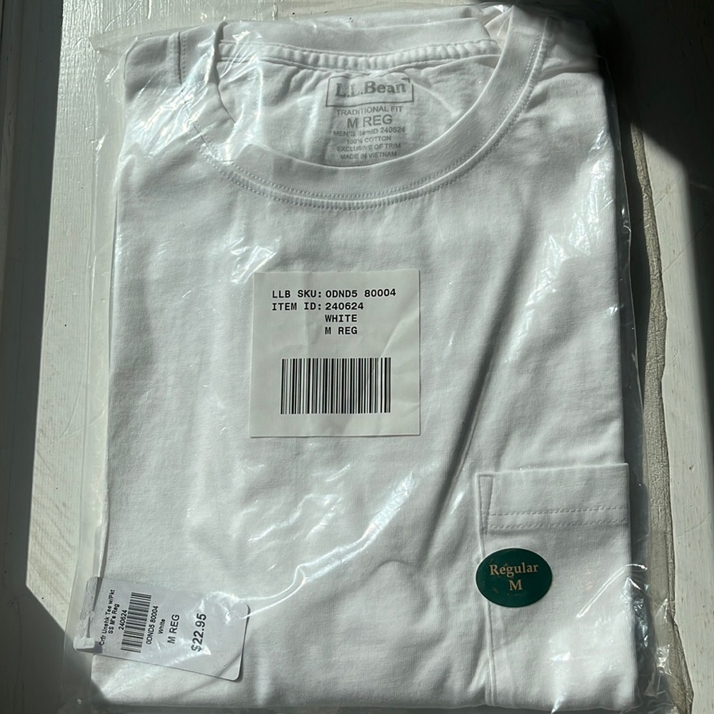 LL BEAN Men’s white pocket T-shirt traditional fit